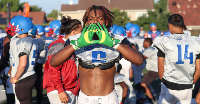 Dakoda Fields throws an O after flipping from USC to Oregon.